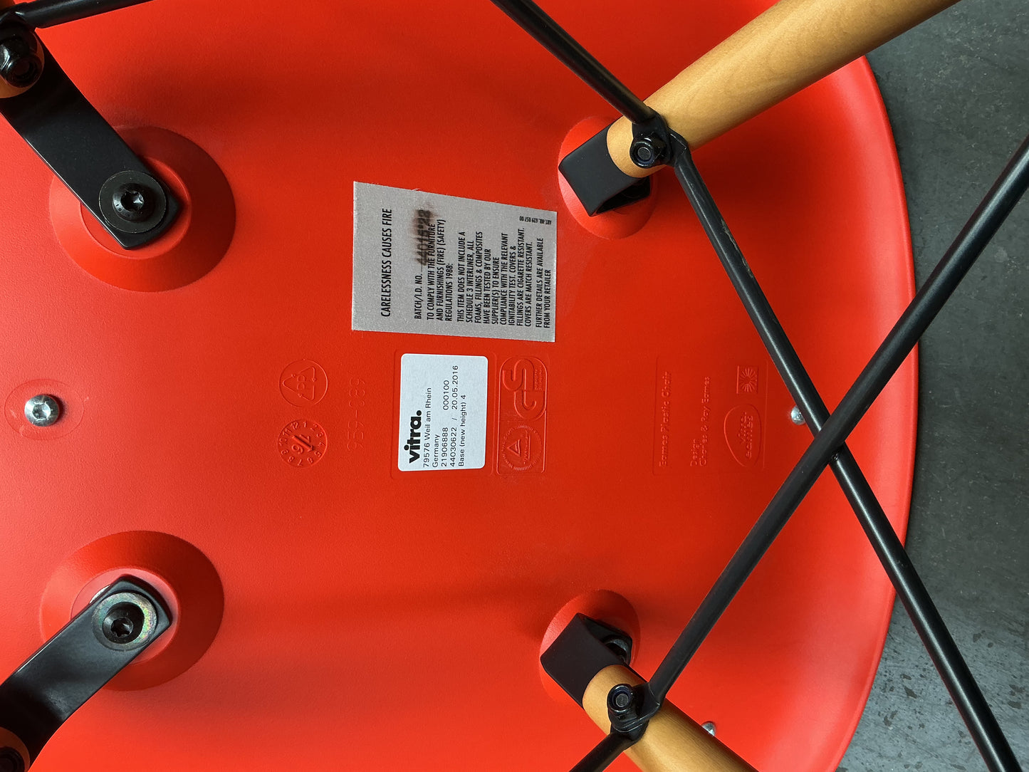 Vitra Eames Plastic Chair DSW | Eetkamerstoel | Rood | Grijze Zitting | Essenhout
