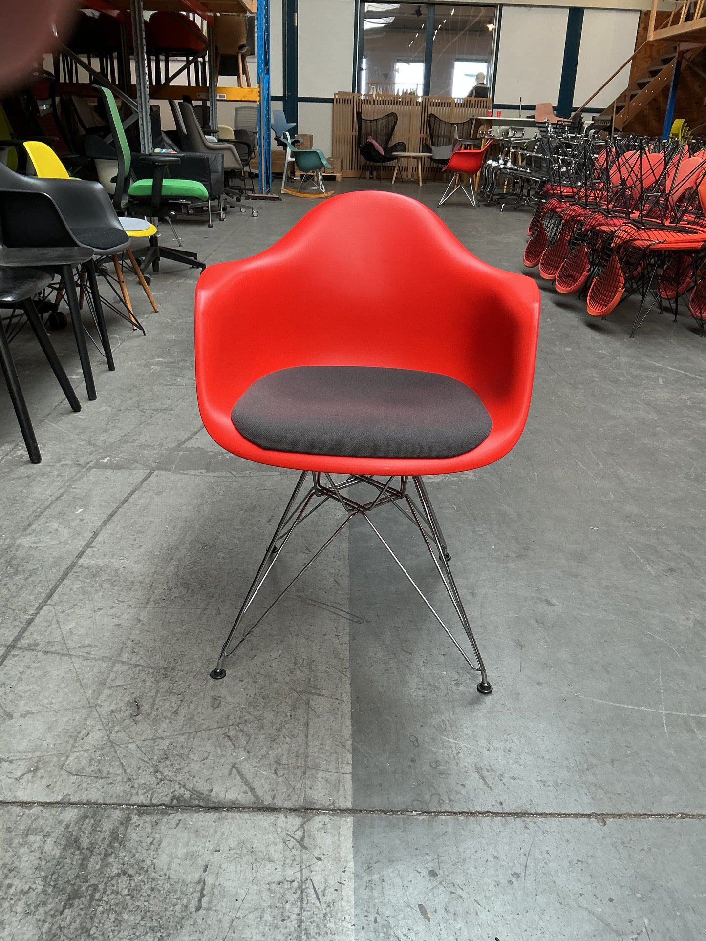 Vitra Eames DAR | Rood | Chroom | met zitkussen Grijs