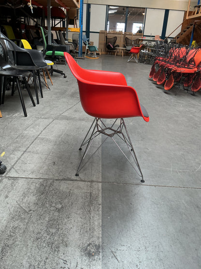 Vitra Eames DAR | Rood | Chroom | met zitkussen Grijs
