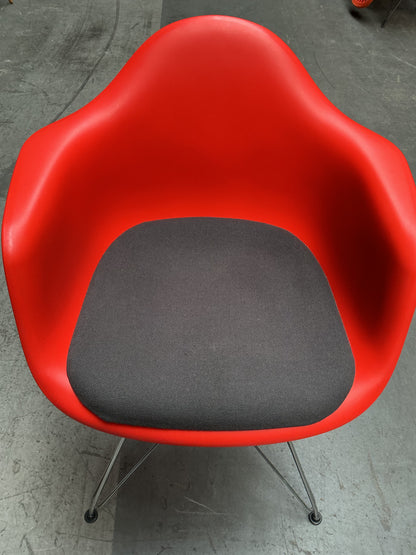 Vitra Eames DAR | Rood | Chroom | met zitkussen Grijs