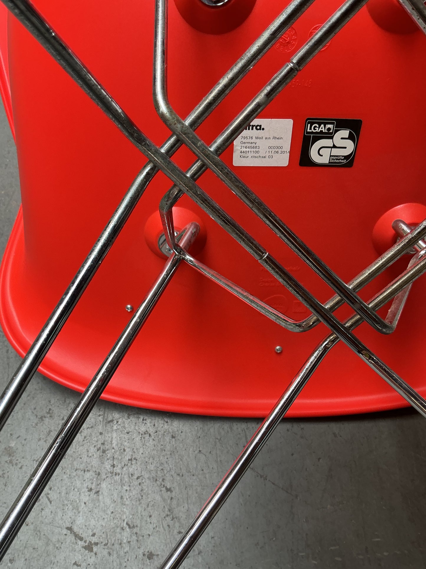 Vitra Eames DAR | Rood | Chroom | met zitkussen Grijs