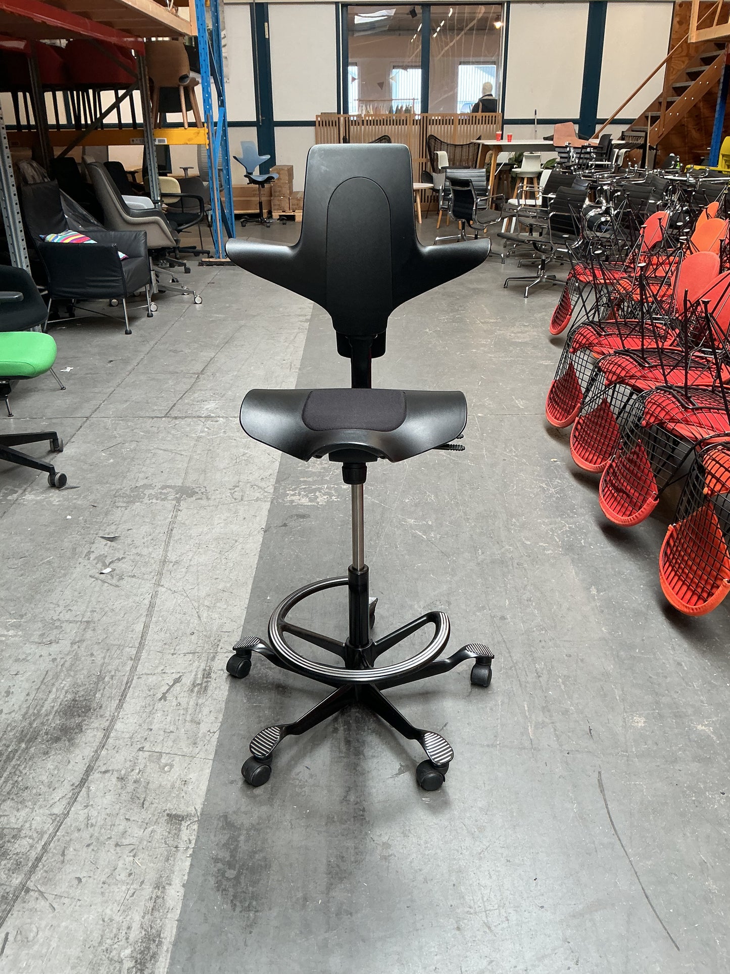 HAG Capisco 8020 Puls Bureaustoel | Zithoogte 57-82 cm | Zwart | Voetenring