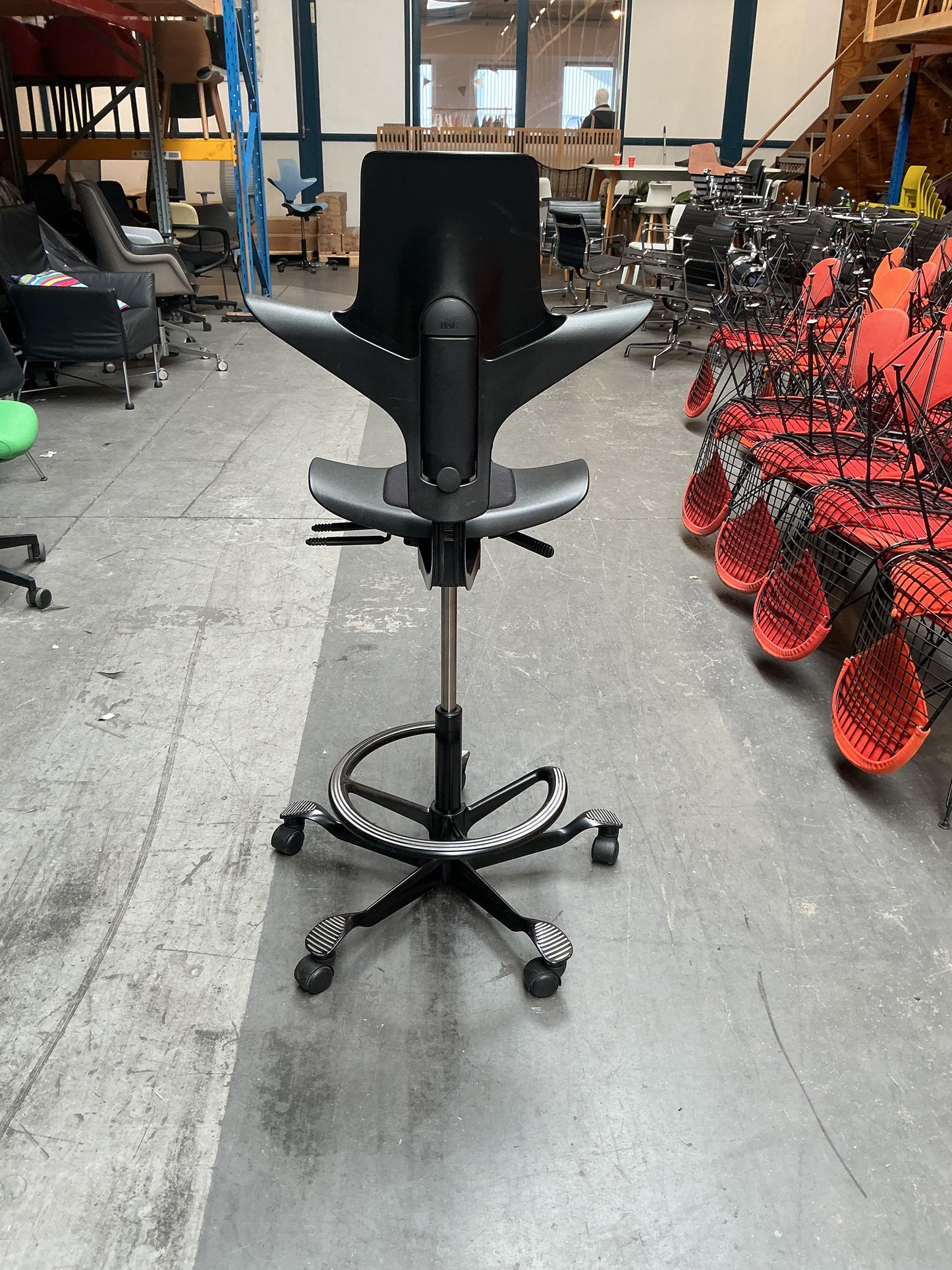 HAG Capisco 8020 Puls Bureaustoel | Zithoogte 57-82 cm | Zwart | Voetenring