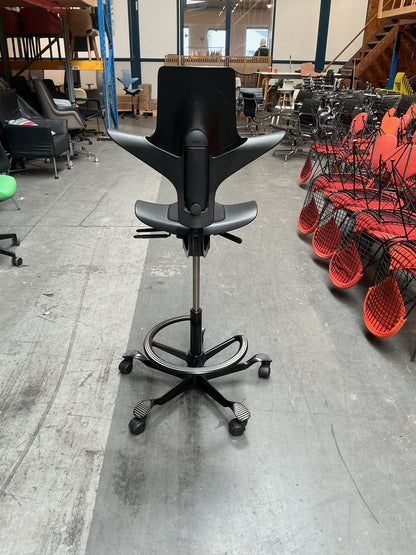 HAG Capisco 8020 Puls Bureaustoel | Zithoogte 57-82 cm | Zwart | Voetenring
