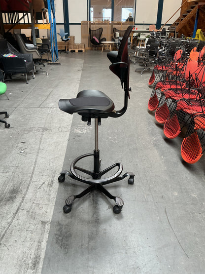 HAG Capisco 8020 Puls Bureaustoel | Zithoogte 57-82 cm | Zwart | Voetenring