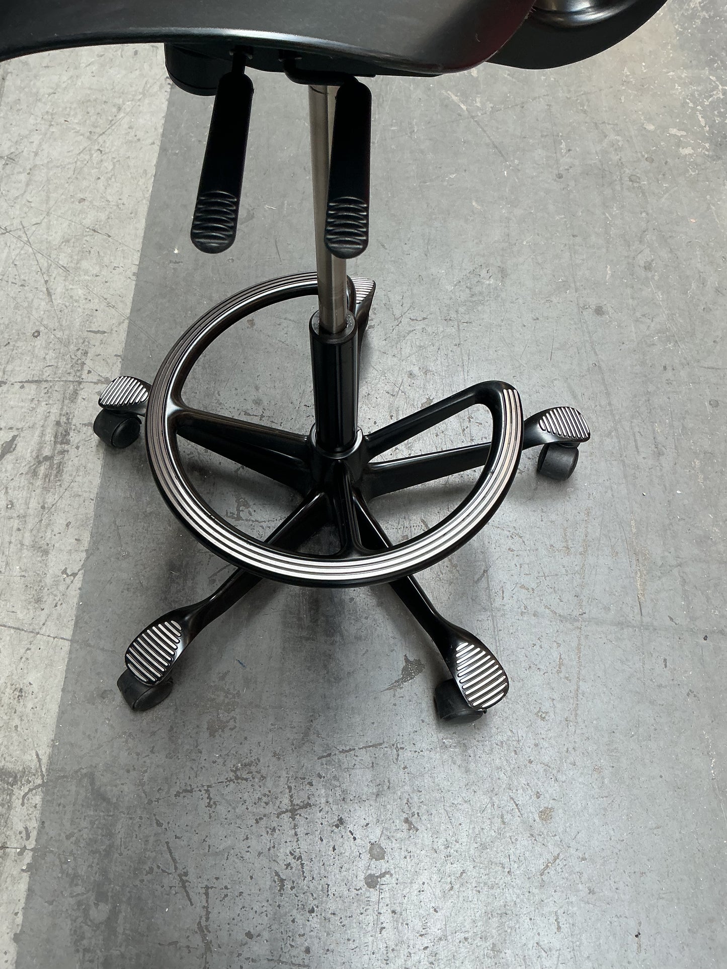 HAG Capisco 8020 Puls Bureaustoel | Zithoogte 57-82 cm | Zwart | Voetenring