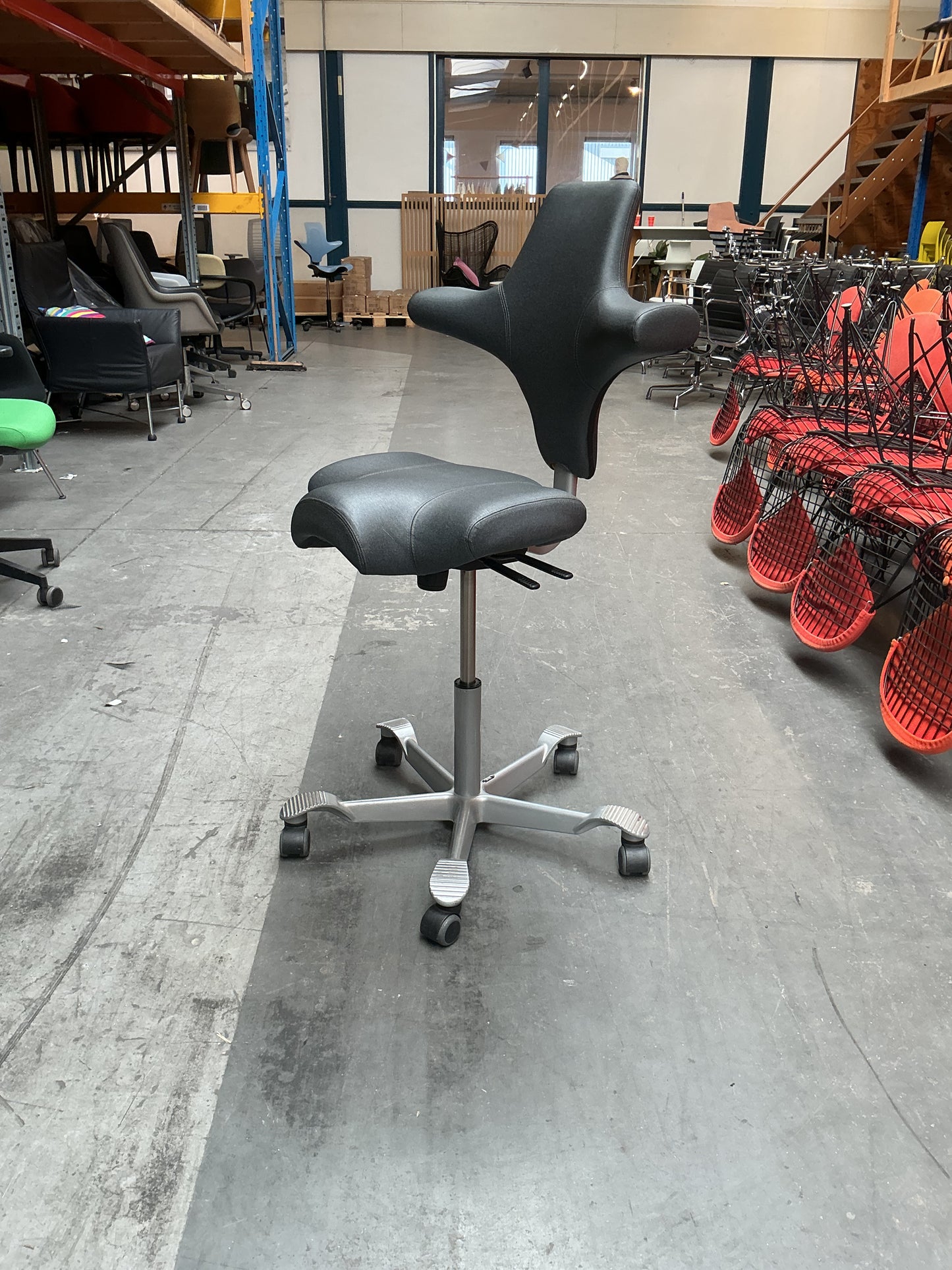 HAG Capisco 8106 Bureaustoel | Zithoogte 50-70cm | Grijs Skai