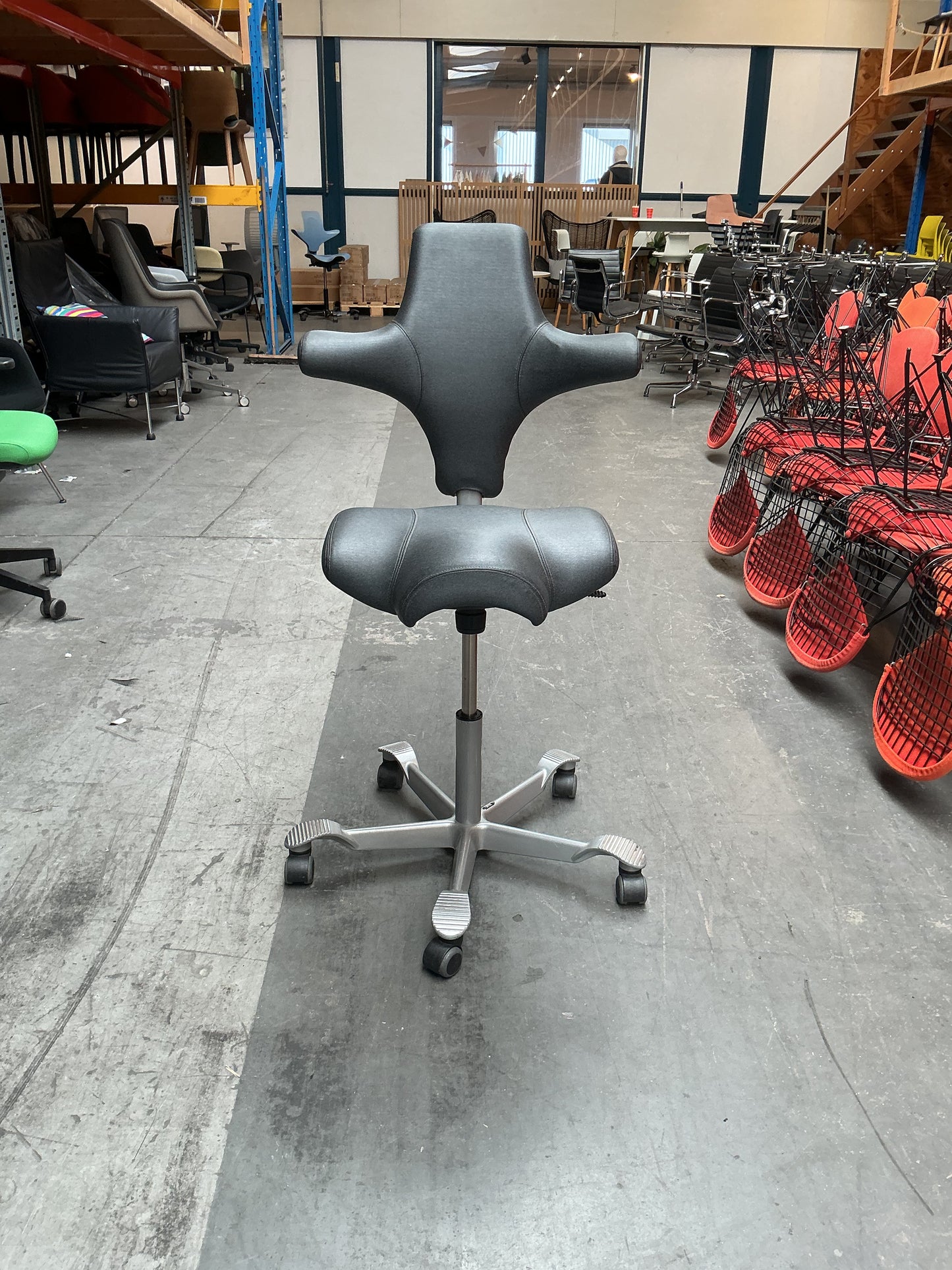 HAG Capisco 8106 Bureaustoel | Zithoogte 50-70cm | Grijs Skai