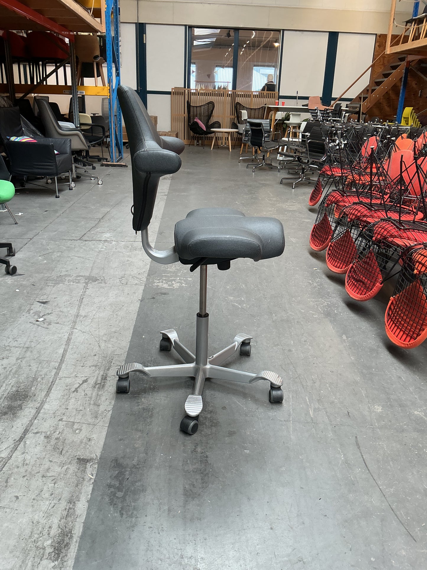 HAG Capisco 8106 Bureaustoel | Zithoogte 50-70cm | Grijs Skai
