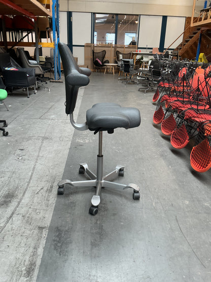HAG Capisco 8106 Bureaustoel | Zithoogte 50-70cm | Grijs Skai