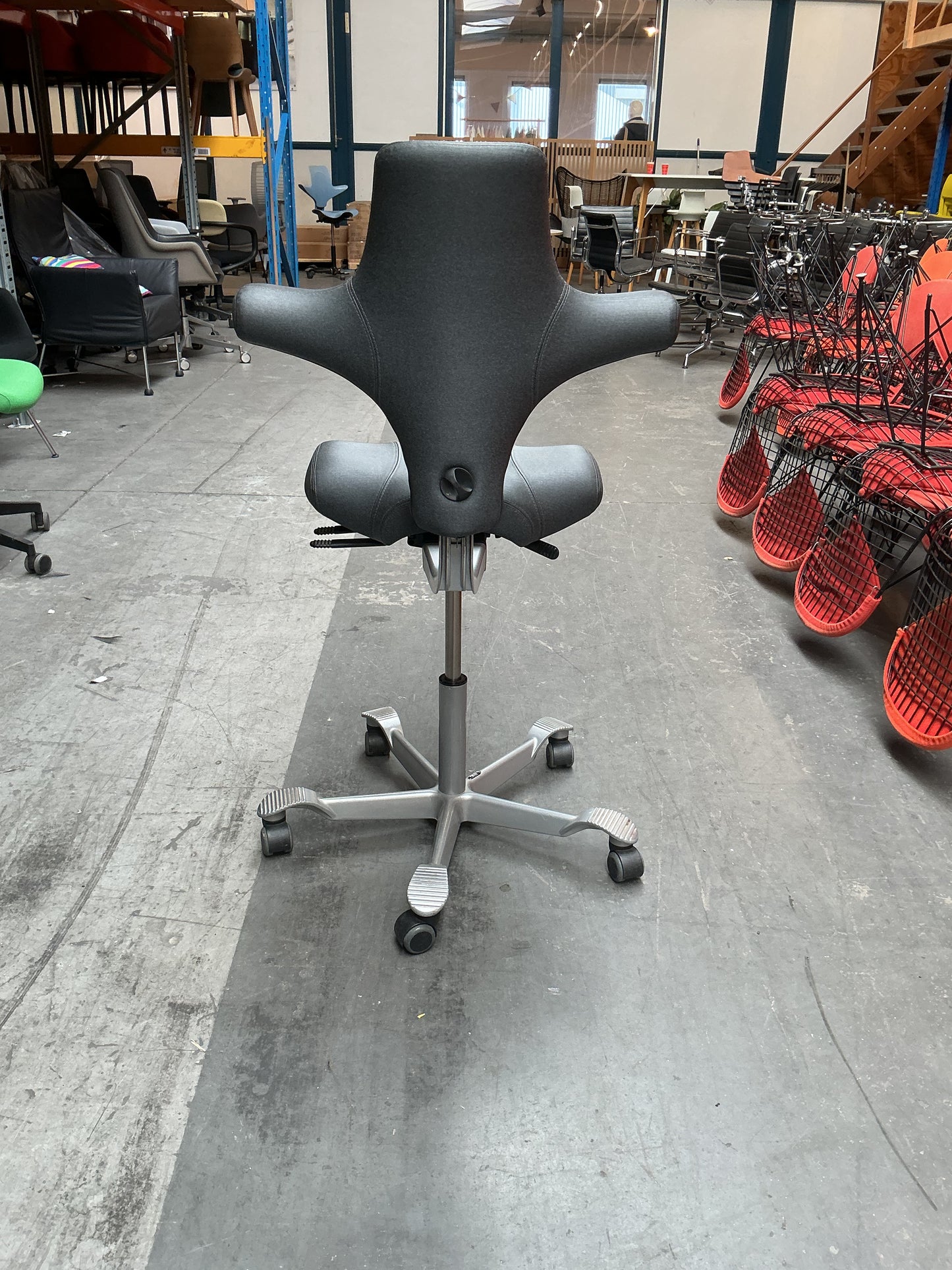 HAG Capisco 8106 Bureaustoel | Zithoogte 50-70cm | Grijs Skai