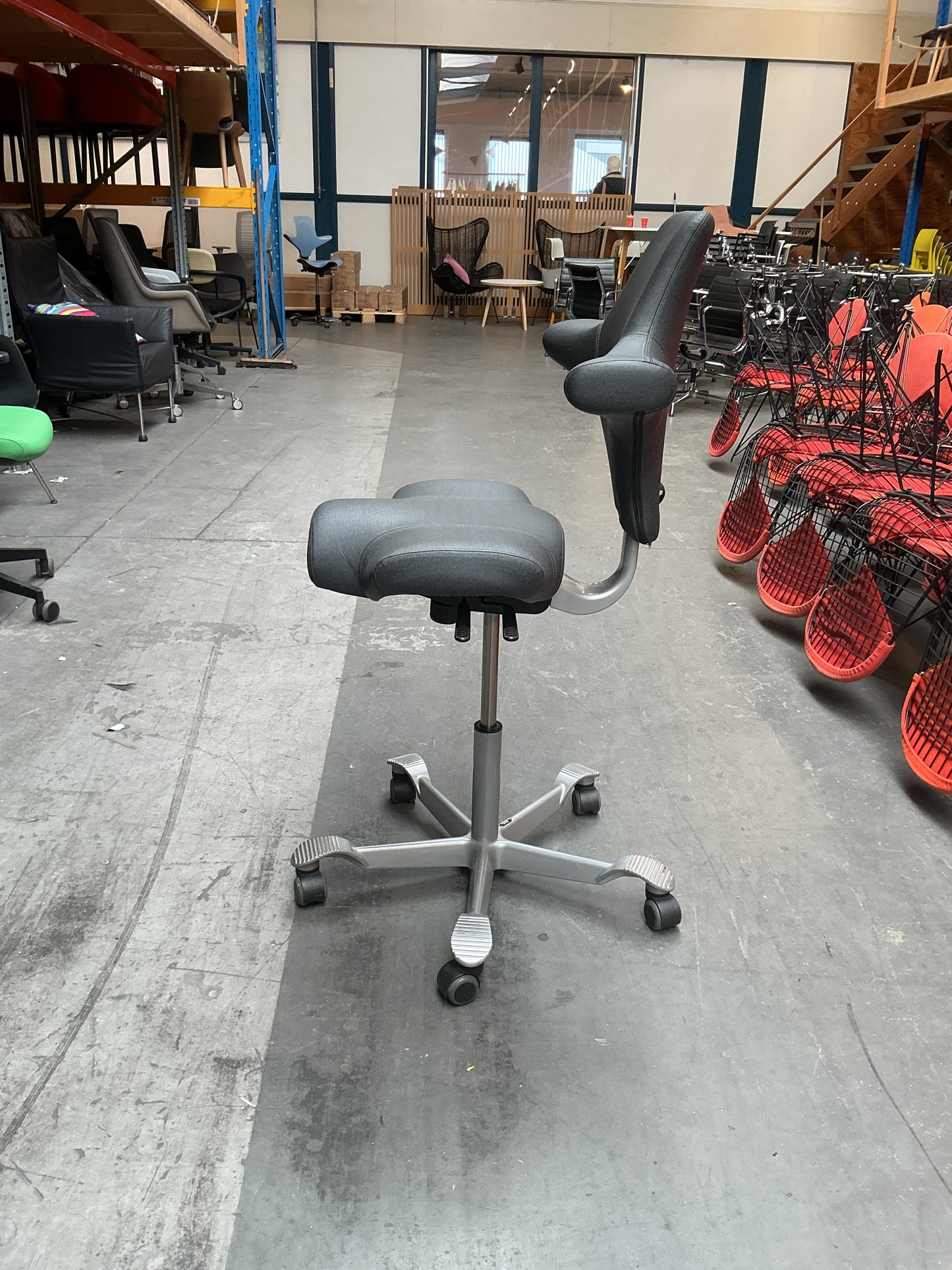 HAG Capisco 8106 Bureaustoel | Zithoogte 50-70cm | Grijs Skai